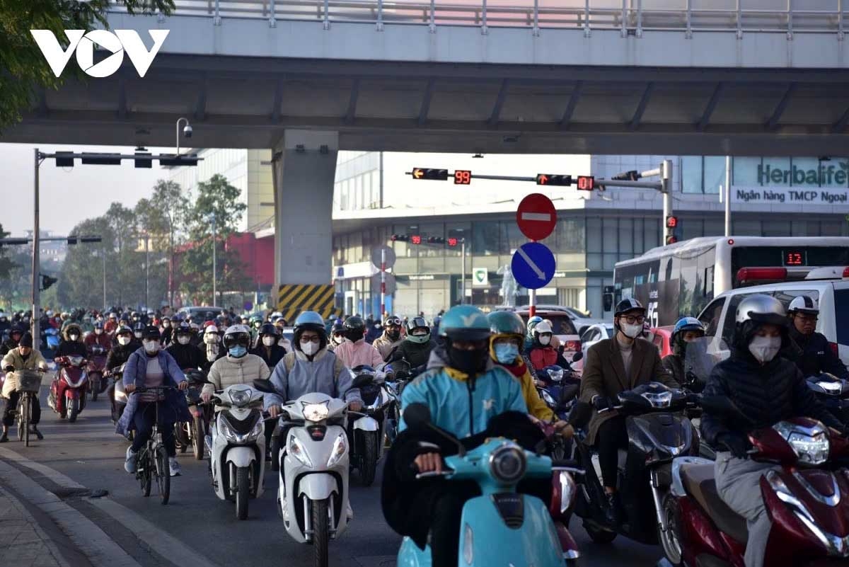 However, with the overwhelming number of vehicles and the festive rush, their efforts provide only temporary relief.