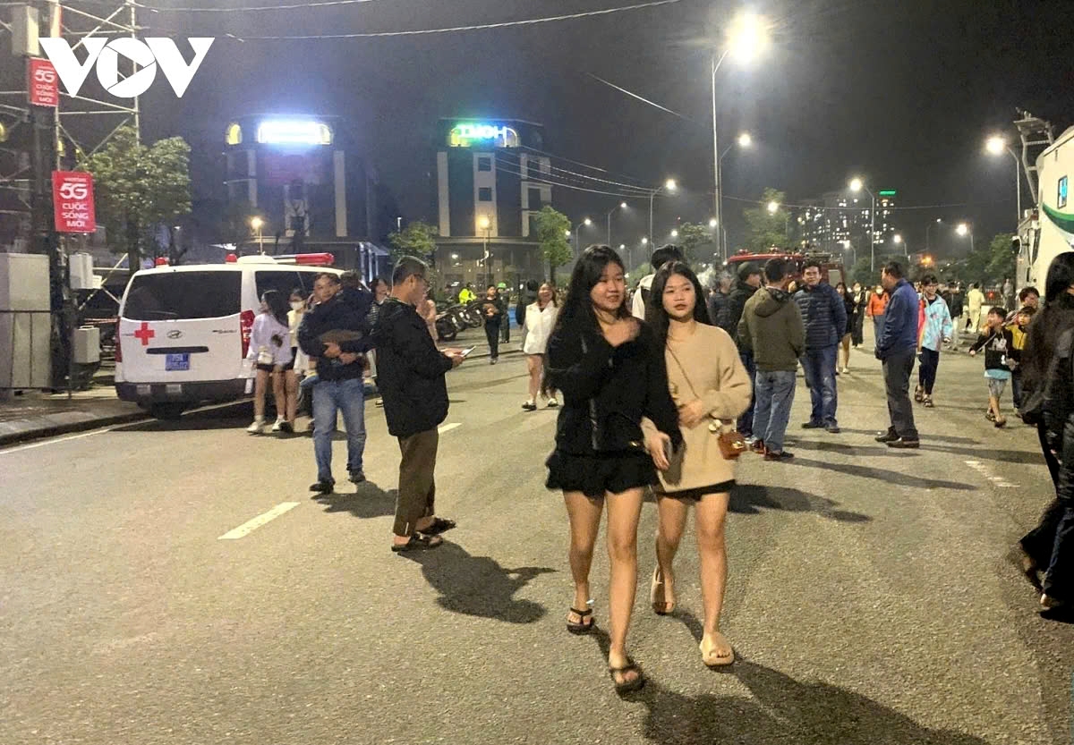 In Hue City, a Countdown Hue 2025 Art Program has taken place at the intersection of Vo Nguyen Giap and Van Tien Dung streets in the new An Van Duong urban area.