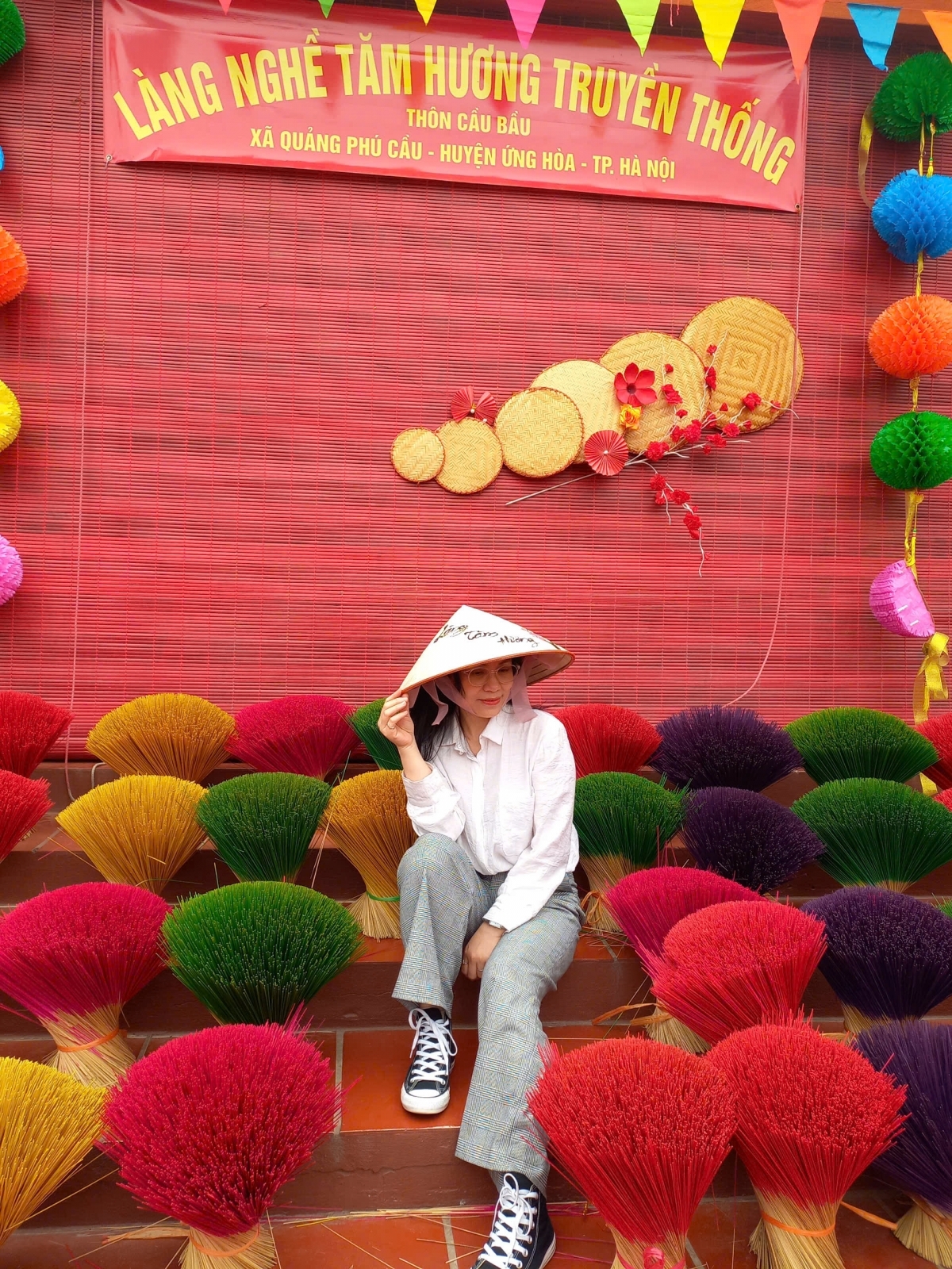 Hình ảnh những bó tăm hương xếp tròn đều trên nền sân xuất hiện và đoạt nhiều giải thưởng nhiếp ảnh lớn.