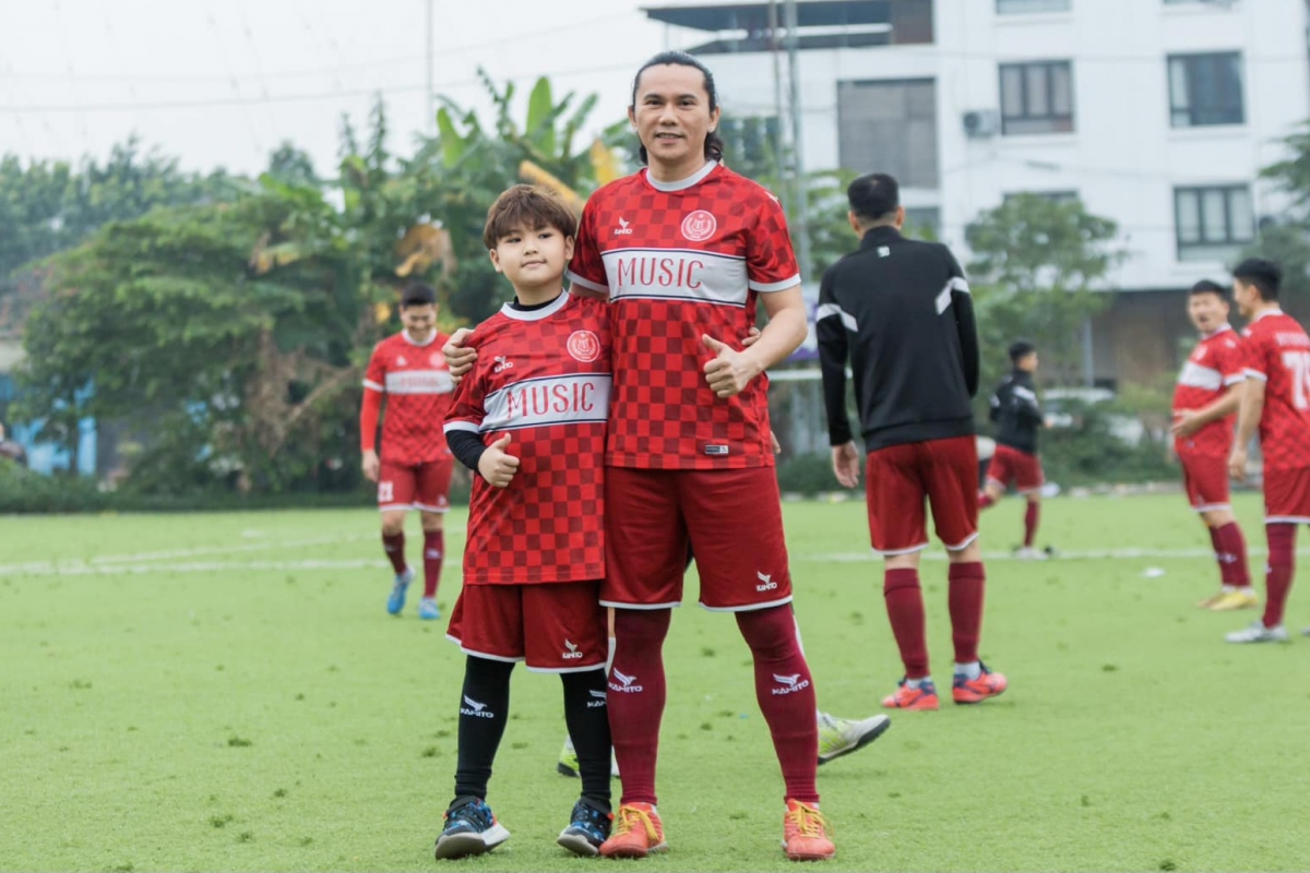 Mars Anh Tú và con trai trên sân bóng