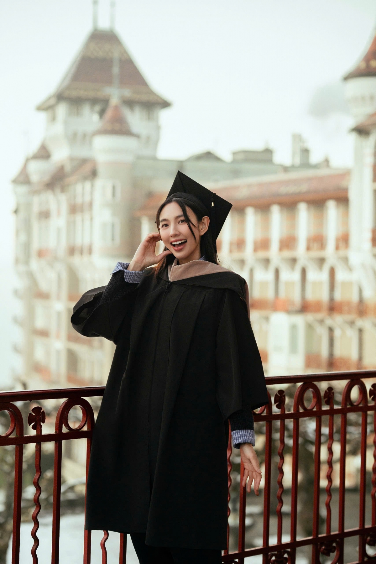 Hoa hậu Hòa bình Quốc tế 2021 - Nguyễn Thúc Thùy Tiên đã chính thức hoàn thành chương trình Thạc sĩ ngành Quản trị Nhà hàng - Khách sạn tại Đại học Quản trị Du lịch - Khách sạn Thụy Sĩ (SHMS University) - một trong những ngôi trường hàng đầu thế giới về lĩnh vực này.