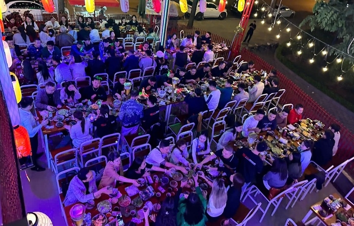 Không chỉ ở nội thành Hà Nội, quán nhậu Dân chủ ở huyện Hoài Đức những ngày này cũng luôn luôn đông khách. Tuy không tiết lộ doanh thu cụ thể nhưng nhiều chủ quán thừa nhận lãi khá lớn do lượng khách đông, liên tục. "Tuy nhiên do dịp Tết nên chi phí gì cũng tăng như giá nguyên liệu, tiền nhân công...Vì thế chúng tôi phải tăng giá lên một chút, nếu không thì cũng không thể có lãi", một chủ quán nói.