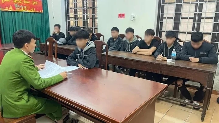 Công an làm việc, lấy lời khai của Nguyễn Khoa P và đồng bọn. (Ảnh: CACC)