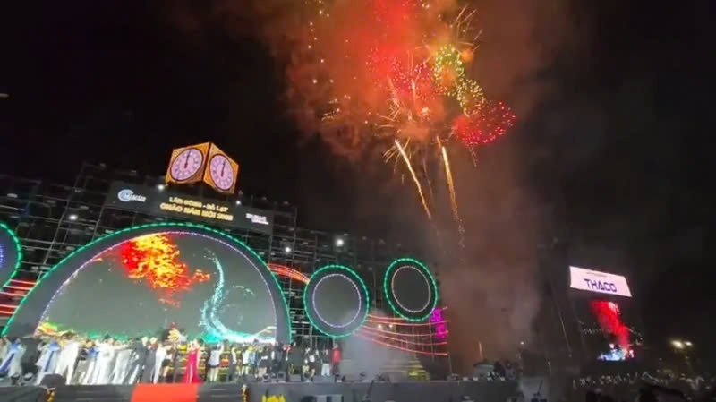 Local residents and tourists count down to welcome the New Year 2025 in Da Lat City, Lam Dong Province, accompanied by a spectacular fireworks display under the chilly 15°C weather by romantic Xuan Huong Lake.