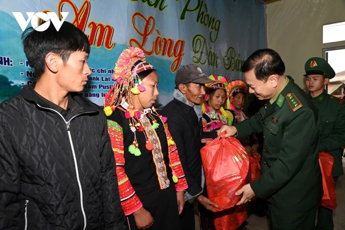 Every family receives meaningful gifts from border guards to ensure they can enjoy a bountiful Tet.