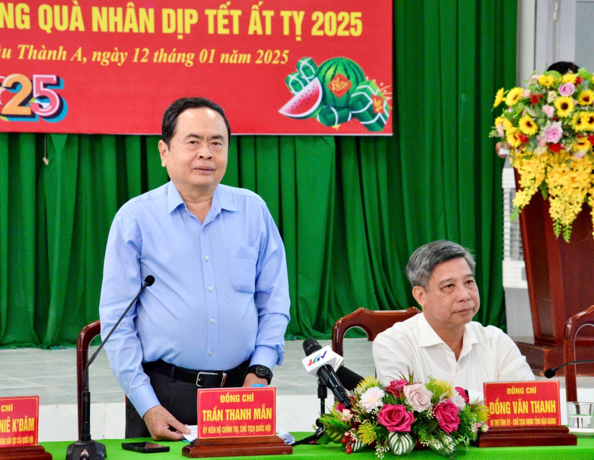 Chủ tịch Quốc hội đề nghị, tỉnh Hậu Giang khẩn trương thực hiện tốt việc xóa nhà tạm cho người dân.