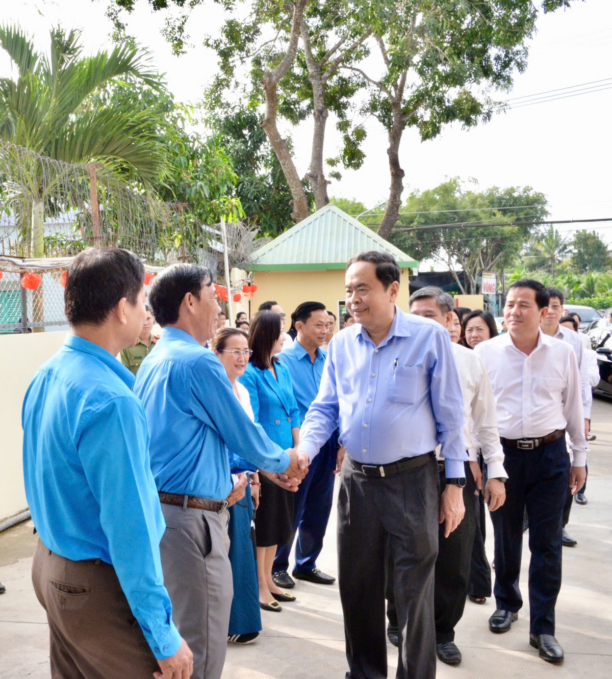 Chủ tịch Quốc hội Trần Thanh Mẫn và Đoàn công tác đã thăm, tặng quà Tết cho công nhân tại Công ty TNHH MTV Giáp Quán Thăng.