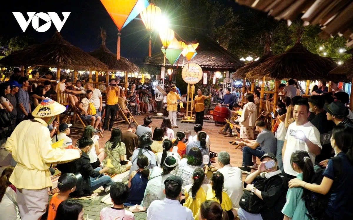 In Hoi An ancient town, the local government has organized many attractive and distinctive activities to honour traditional cultural values and emphasize the creativity and innovation of local people.