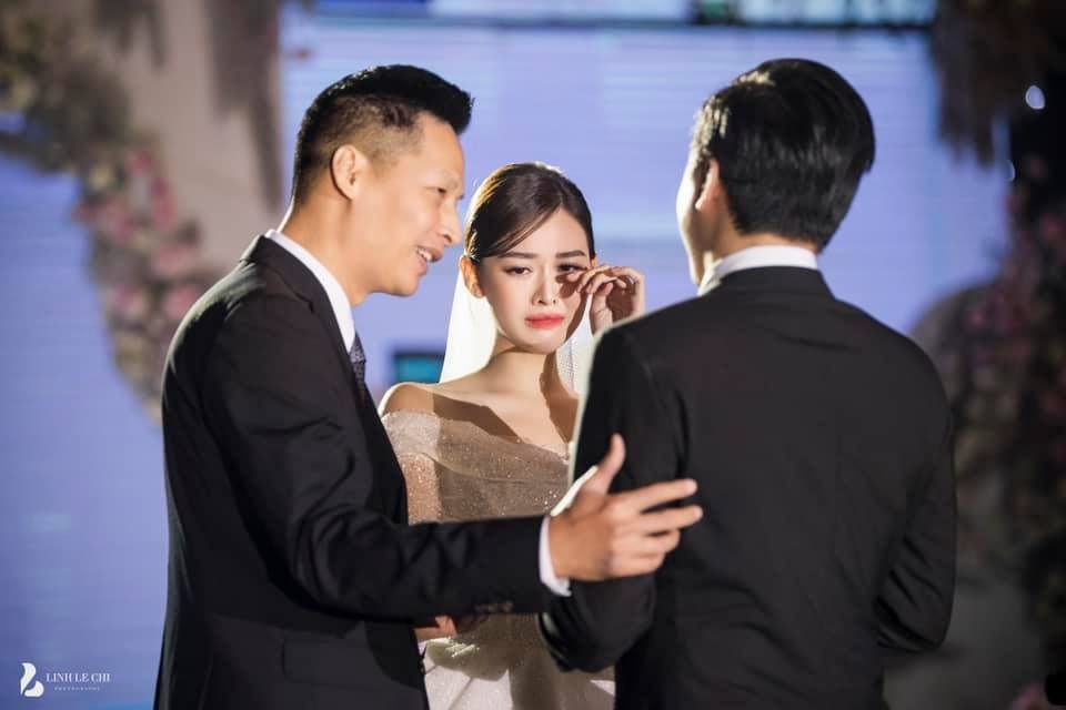Năm 2020, Tường San lên xe hoa với ông xã có gia thế giàu có. Chồng của Tường San sinh năm 1991 và cặp đôi đã quen nhau hơn 1 năm trước khi kết hôn. Cô không công khai hình ảnh chồng để bảo vệ sự riêng tư. Cặp đôi đón con gái đầu lòng vào năm 2021. Sau khi lập gia đình, người đẹp hạn chế tham dự các sự kiện giải trí và kín đáo về đời tư.