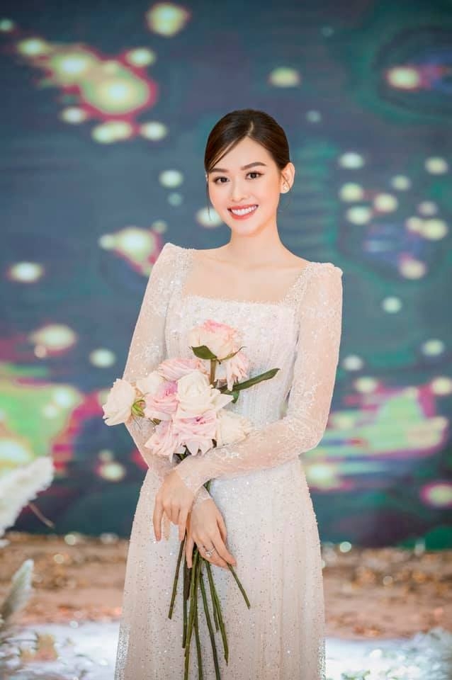 Nguyễn Tường San, sinh năm 2000, là Á hậu 2 cuộc thi Hoa hậu Thế giới Việt Nam 2019. Cô được khán giả yêu mến bởi nhan sắc ngọt ngào, trong trẻo, rạng rỡ. Sau cuộc thi, người đẹp sinh đại diện Việt Nam dự thi Miss International 2019 và dừng chân ở top 8 chung cuộc.