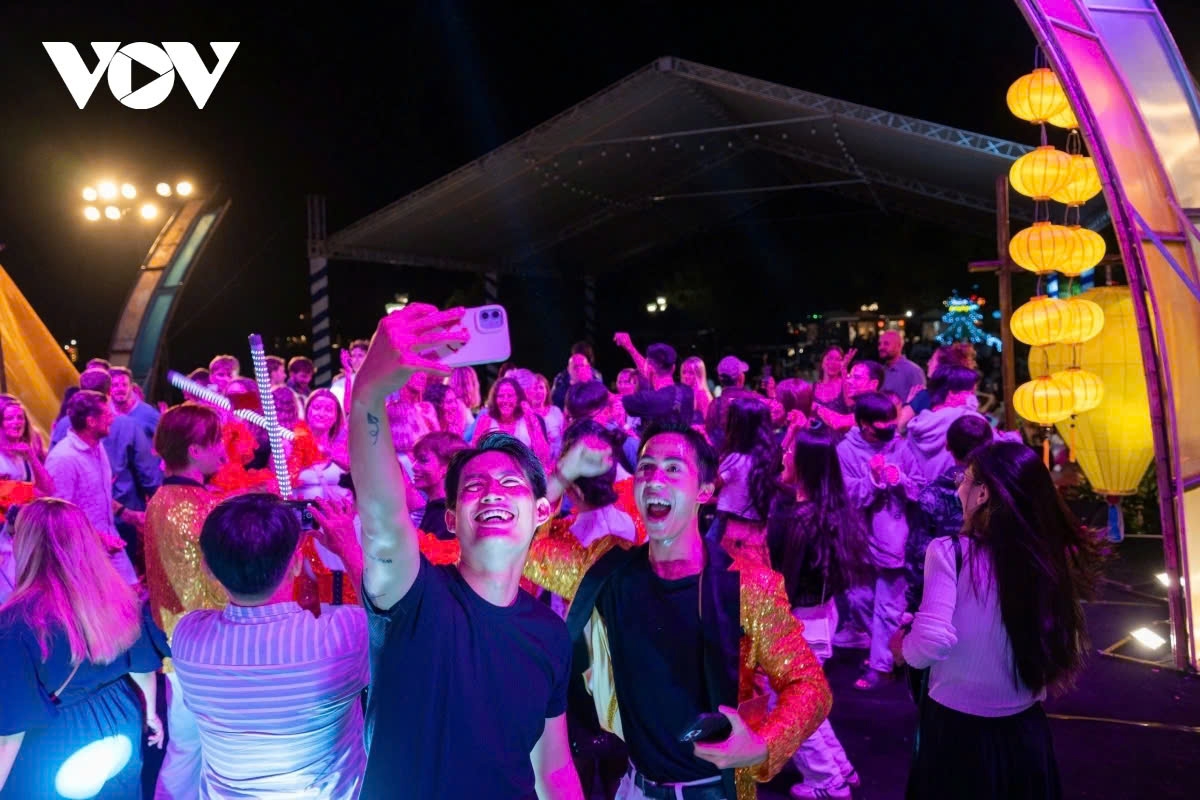 Under the cool weather, tourists have flocked to the Old Quarter to experience various activities celebrating the arrival of the New Year 2025.
