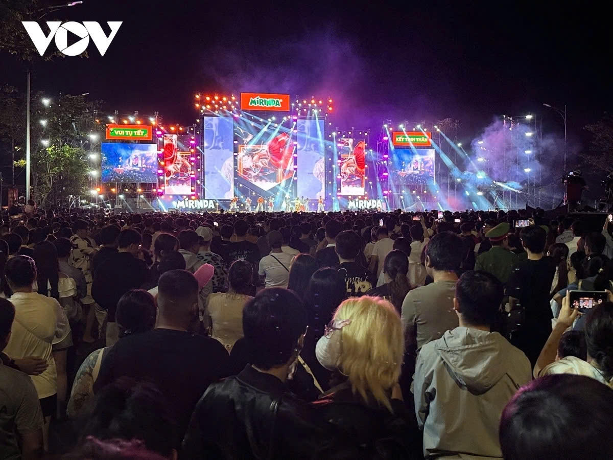 At the Hau River Park in Ninh Kieu District, Can Tho City, the Countdown party has attracted tens of thousands of young people Tho, creating an atmosphere more lively than ever.