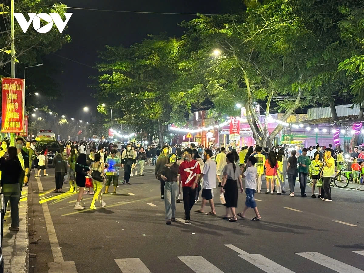 In Can Tho City, the “Can Tho Welcomes 2025” Art Program has taken place at Song Hau Park. The lively performances energize the youth, who enthusiastically join in the festive spirit.