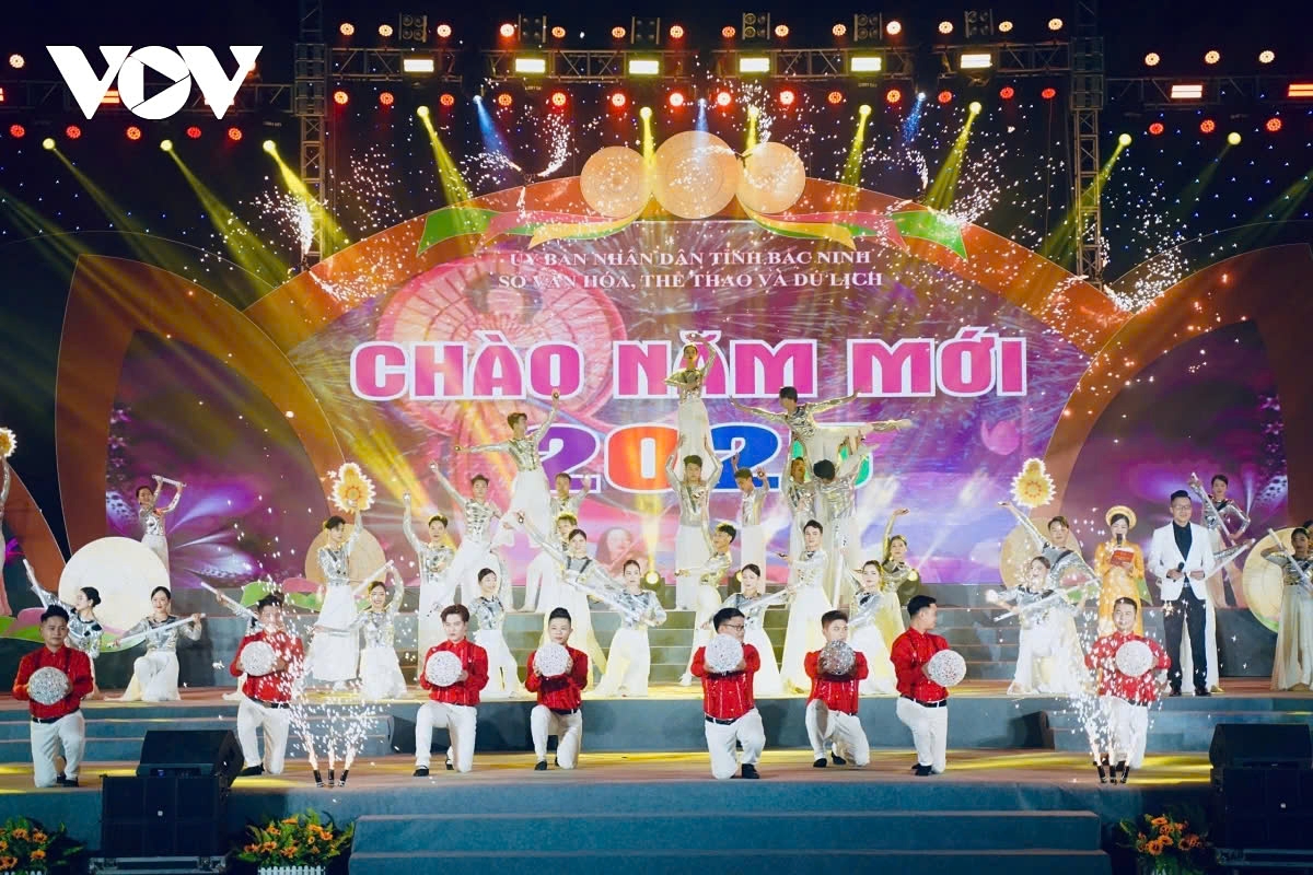 In Bac Ninh Province, crowds have gathered at the Kinh Bac Cultural Center Square to enjoy artistic programmes welcoming the New Year 2025.
