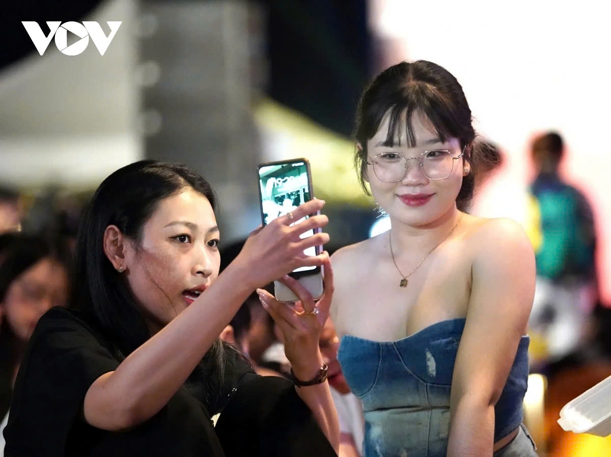 In Quang Binh, residents of Dong Hoi City have flocked to central entertainment venues, supermarkets for year-end shopping, or Ho Chi Minh Square to enjoy the festivities while waiting for the New Year’s Eve celebrations.