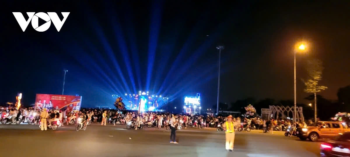 In My Tho City of Tien Giang Province, numerous people have gathered for cultural and culinary activities celebrating the New Year.