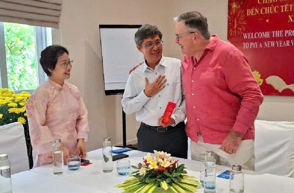 Phó Chủ tịch UBND tỉnh Bình Thuận Nguyễn Minh chúc Tết và lì xì cho du khách ​​​​​​. Ảnh: Nguyên Vũ 