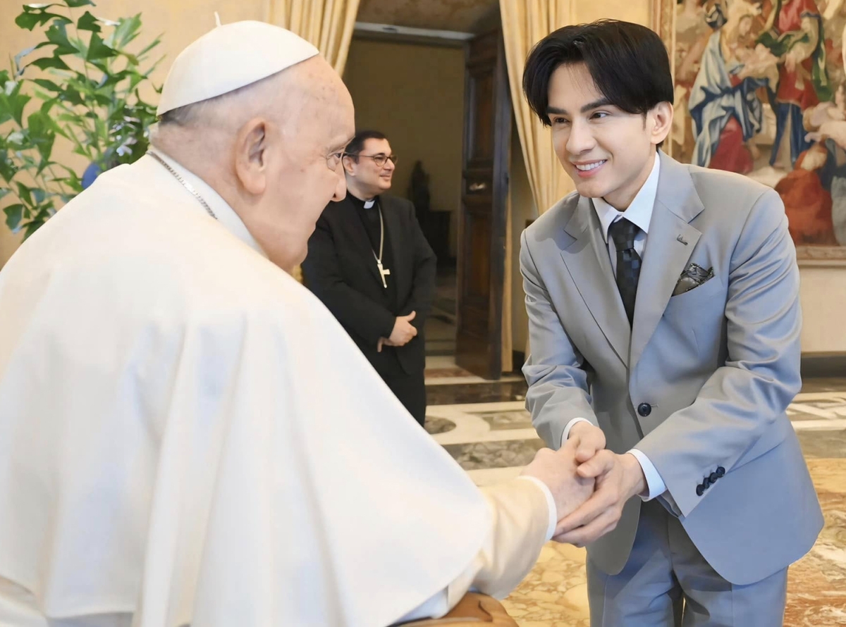 Đan Trường hạnh phúc khi được nắm tay Giáo hoàng Francis. Ca sĩ cho biết trước đó anh từng nghĩ cả đời cũng không có cơ hội gặp được Giáo hoàng.