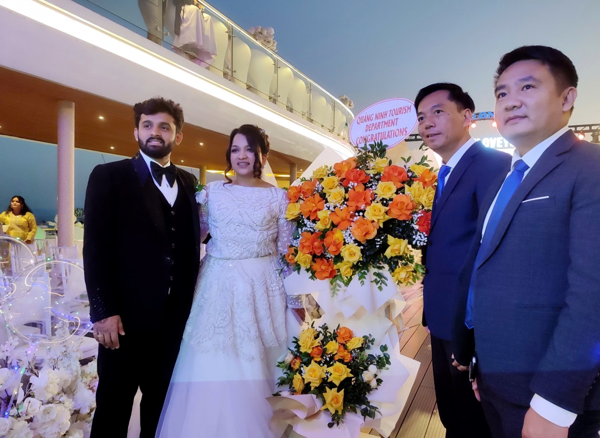 Ông Nguyễn Lâm Nguyên, Phó Giám đốc Sở Du lịch Quảng Ninh chúc mừng đám cưới cặp đôi tỷ phú Ấn Độ