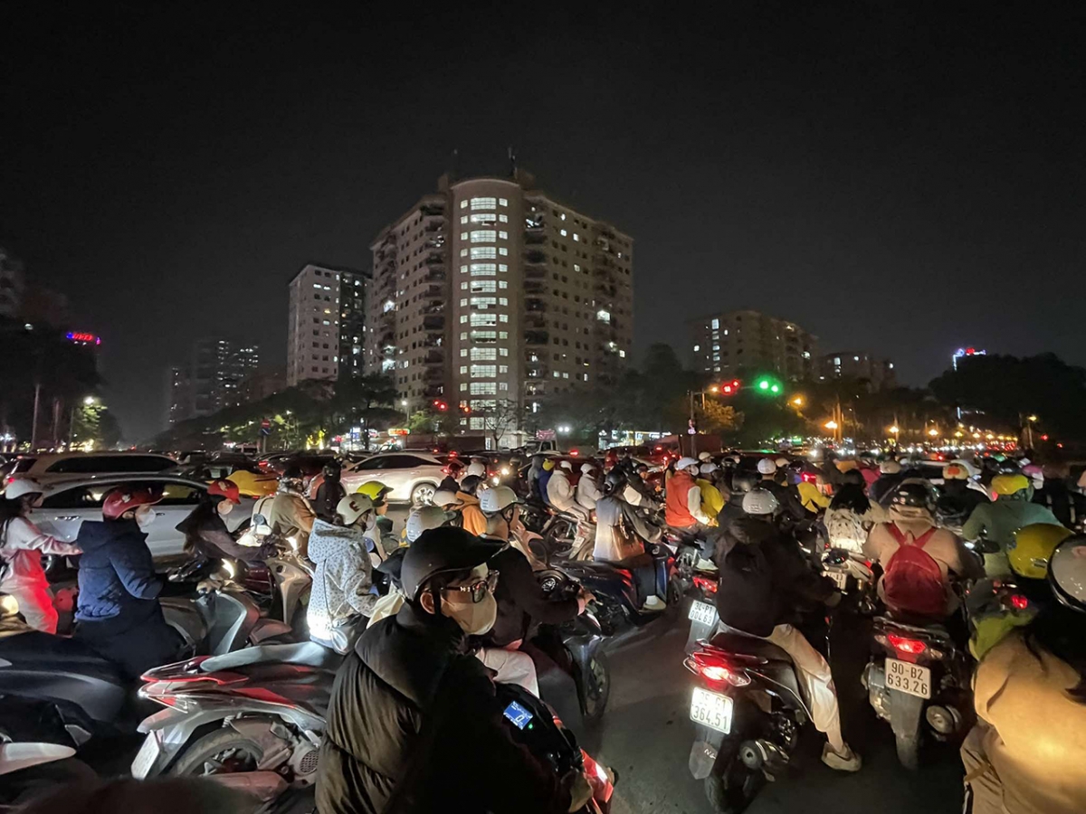 Tình trạng ùn tắc trên trục đường Trần Hữu Dực - Trịnh Văn Bô gia tăng trong khoảng 2 tháng nay khi điều chỉnh chu kỳ đèn tín hiệu mới (Ảnh thính giả cung cấp)