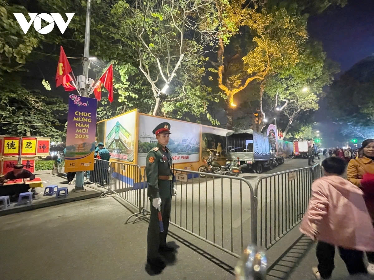 In Hoan Kiem District, two fireworks display locations have been set up in front of the headquarters of the Hanoi Moi Newspaper and the Hanoi Post Office. These areas have been cordoned off to ensure the safety of spectators during the New Year’s Eve fireworks show.