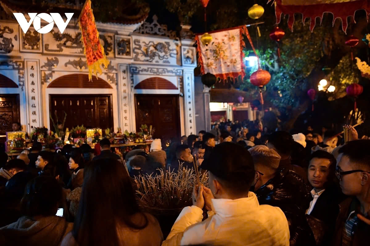 The shrine attracts a large number of people annually to pray for health, happiness and luck in life and business, as well as for enjoying the splendid view of the site and West Lake nearby.