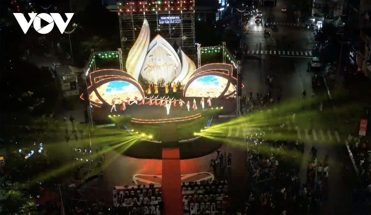 In Quang Ngai Province, the “Quang Ngai in My Heart” New Year 2025 Art Programme has unfolded in cool, rain-free weather, creating a cozy and festive atmosphere.