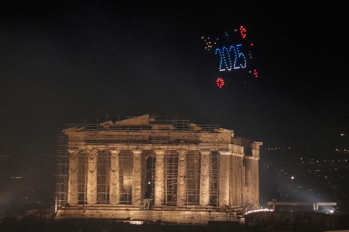 Drone xếp hình chào năm mới 2025 tại đền thờ Parthenon ở Athen, Hy Lạp. Các quốc gia châu Âu chuẩn bị bước vào năm mới 2025 (Ảnh: Reuters)