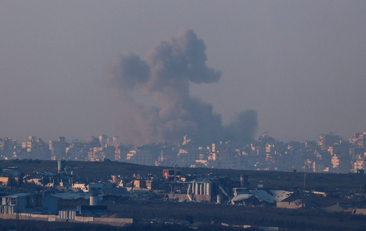 Khói bốc lên sau một vụ nổ ở phía Bắc Dải Gaza được nhìn từ phía biên giới Israel. Ảnh: Reuters