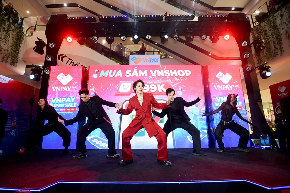 Kay Trần “đốt cháy” sân khấu với màn trình diễn đỉnh cao