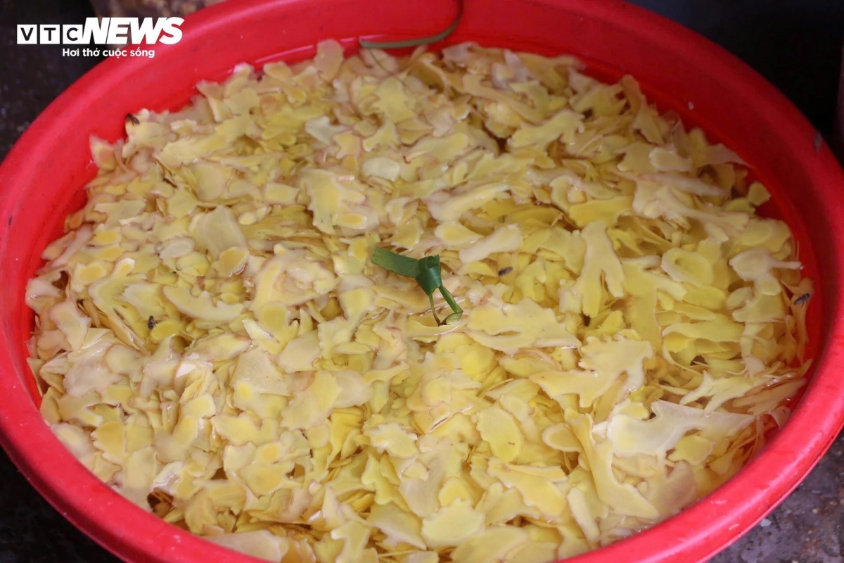 Như thành thông lệ, mỗi dịp Tết đến Xuân về những người làm nghề ở Kim Long lại tất bật cho ra những mẻ mứt ngon nhất để kịp chuyển đến khách hàng đón Tết.