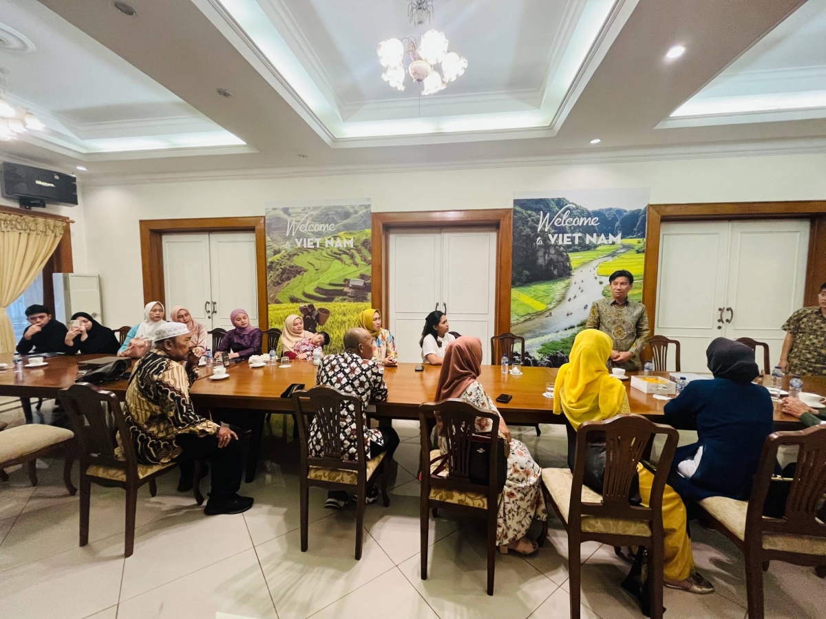 Đại gia đình bà Trần Ngọc Tú đến thăm Đại sứ quán VN và nghe Đại sứ nói về quan hệ hai nước cũng như tình hình tại Việt Nam