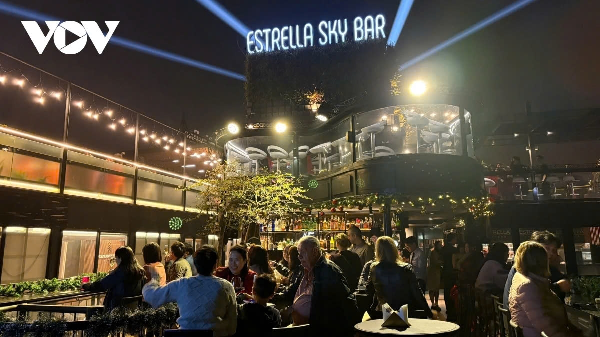 Many foreign tourists choose high-rise hotels in the center of Hanoi to watch the fireworks and welcome the New Year.