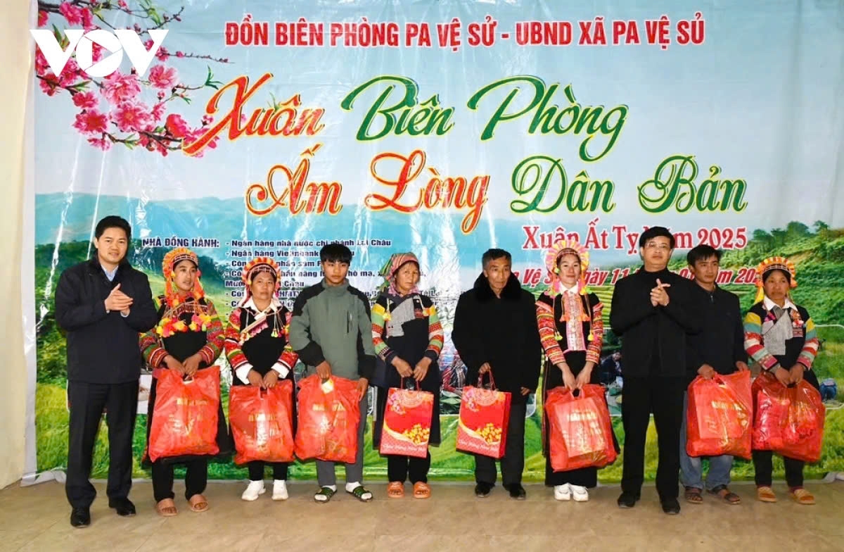 To celebrate the upcoming Year of the Snake, border guards and local authorities organize a spring programme to help local ethnic people enjoy a happy holiday.