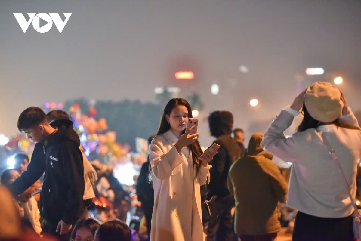 In Nam Tu Liem District, people have gathered at the third fireworks site to immerse themselves in a festive atmosphere.