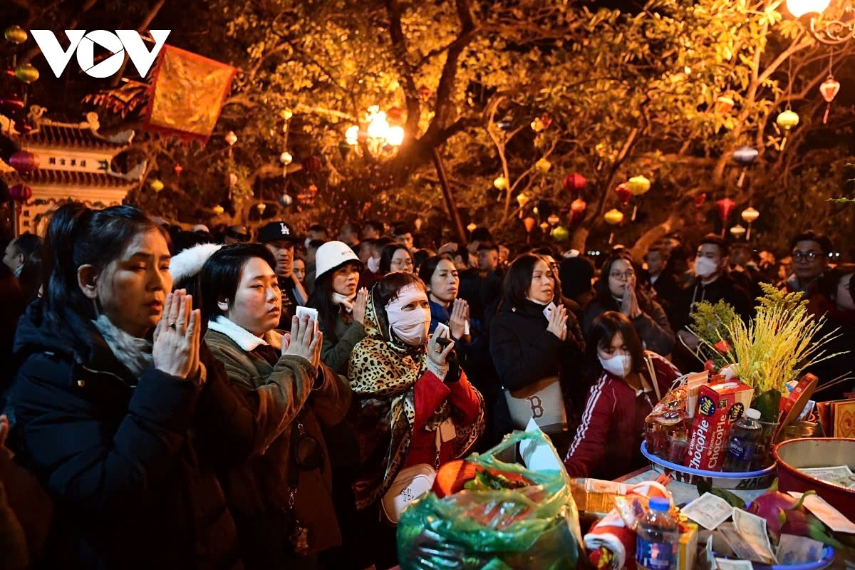 After the stroke of midnight on Lunar New Year’s Day, a continuous flow of people pour into the temple, making the entrance as crowded as a festival, VOV.VN has learned.