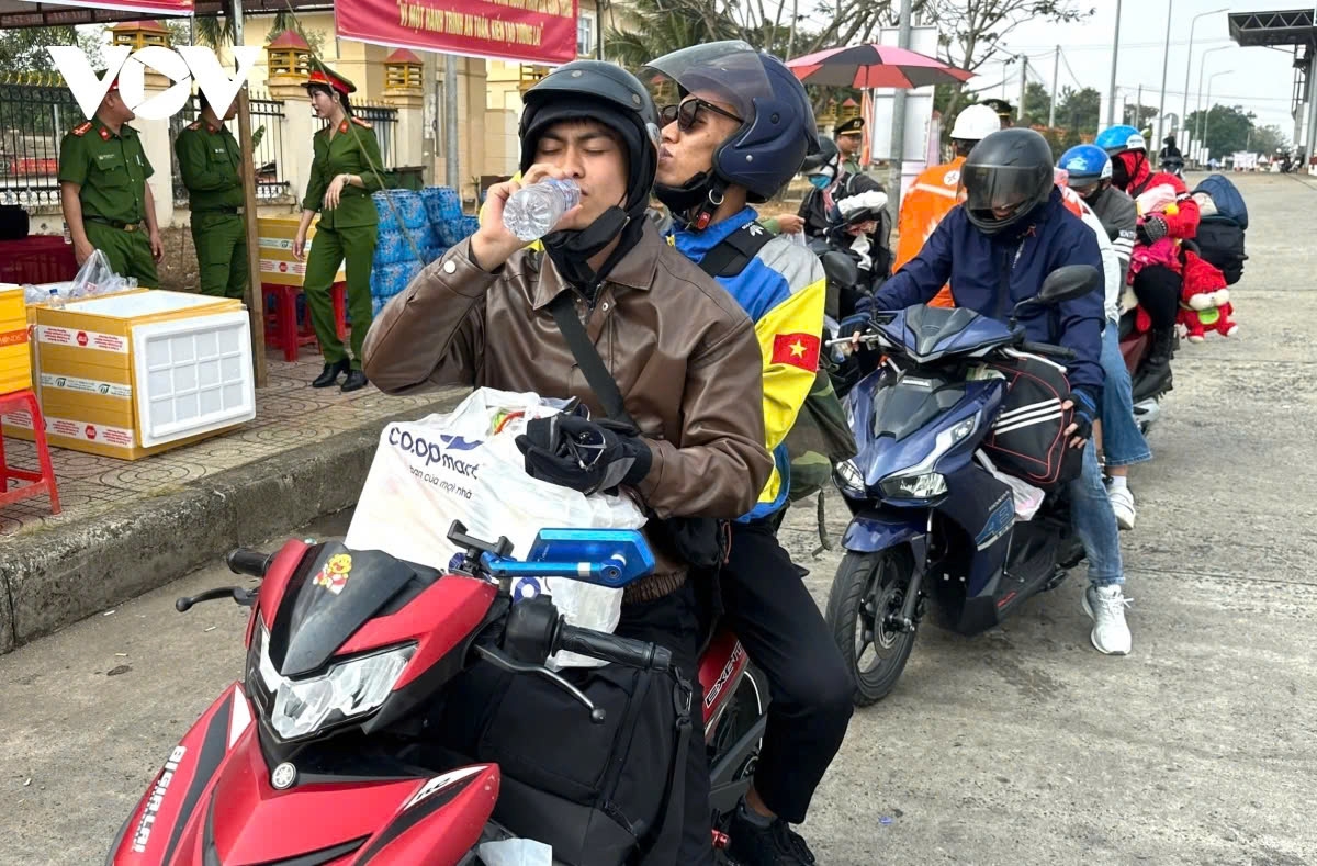The timely assistance bring great comfort to motorbike travelers as they pass through Dak Nong province.