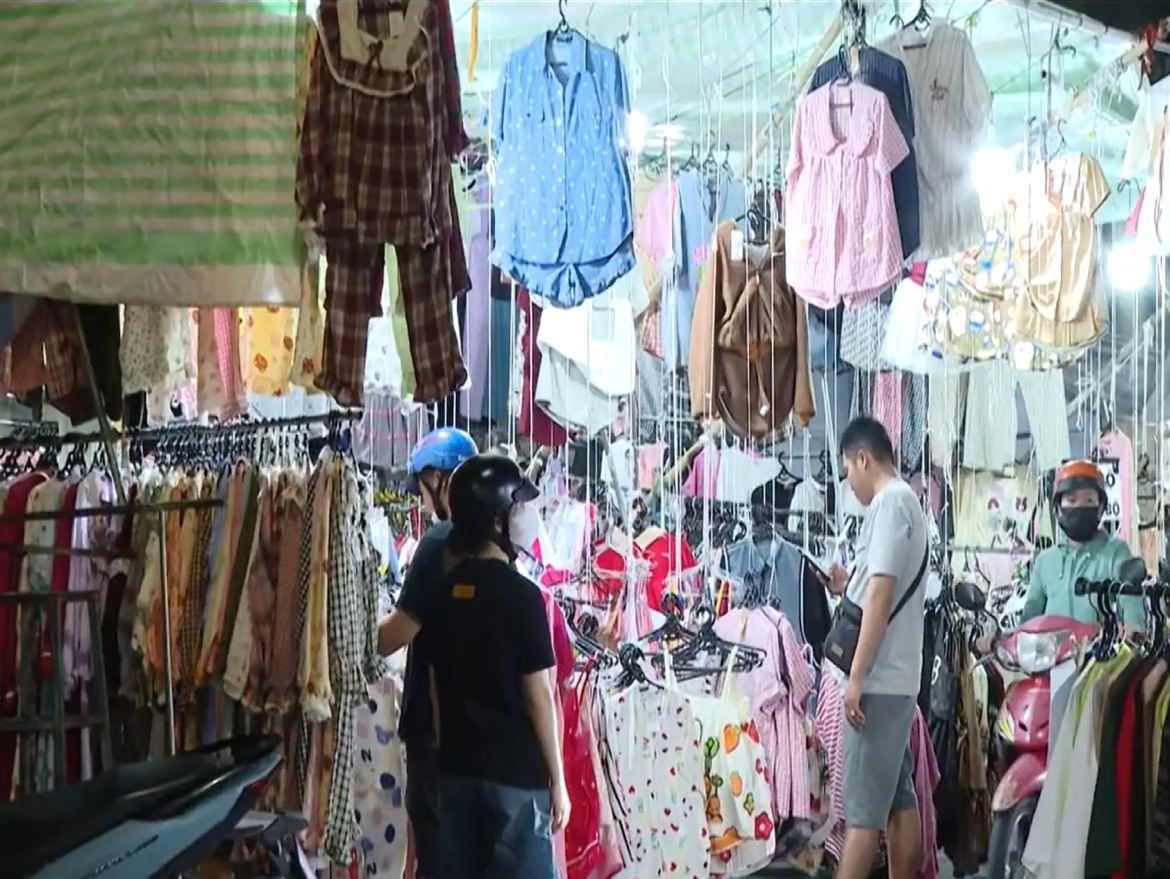Quần áo tại các cửa hàng rất đa dạng và phong phú