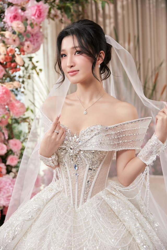 Nguyễn Phương Nhi, sinh năm 2002, là Á hậu 2 Hoa hậu Thế giới Việt Nam 2022. Cô cao 1,7m, số đo ba vòng 80-57-88 cm. Tại Hoa hậu Thế giới Việt Nam 2022, Phương Nhi thắng giải phụ "Người có làn da đẹp nhất". Năm 2023, Phương Nhi là đại diện Việt Nam tại đấu trường nhan sắc quốc tế Miss International diễn ra ở Nhật Bản. Cô lọt top 15 chung cuộc và giành giải thưởng phụ Miss Visit Japan.