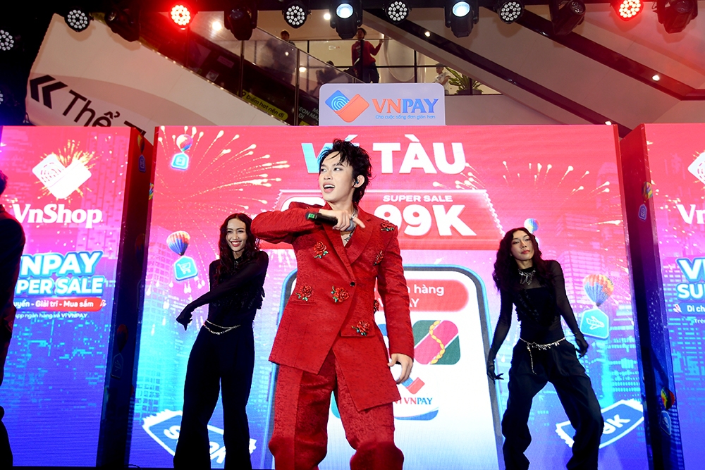 Kay Trần kết nối khán giả bằng những màn giao lưu gần gũi và vũ đạo ấn tượng.