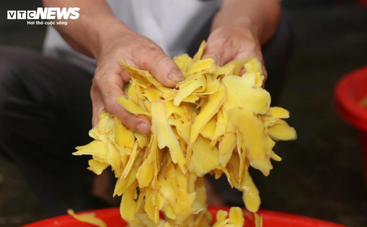 Dân làng Kim Long cho biết, nguyên liệu làm mứt phải là những củ gừng không quá già, không quá cay thì mới cho ra những miếng mứt ngon chuẩn vị Huế. Do đó, nguyên liệu thường được dân làng tìm đặt và chọn lọc rất kỹ càng ở vùng "mối quen" ở Huế và huyện Cam Lộ (Quảng Trị).