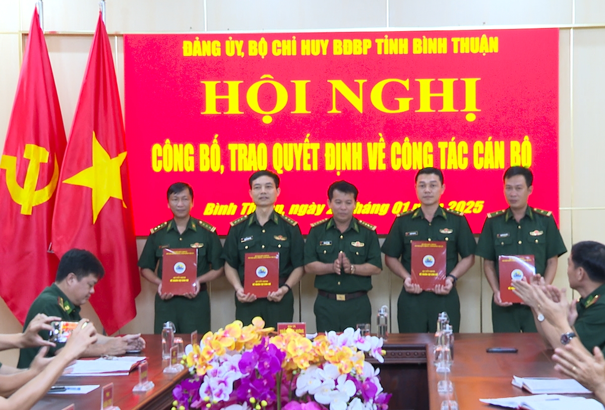 Trao quyết định điều động, bổ nhiệm của Bộ Tư lệnh BĐBP đối với cán bộ thuộc BĐBP tỉnh Bình Thuận. Ảnh: Thành Trung