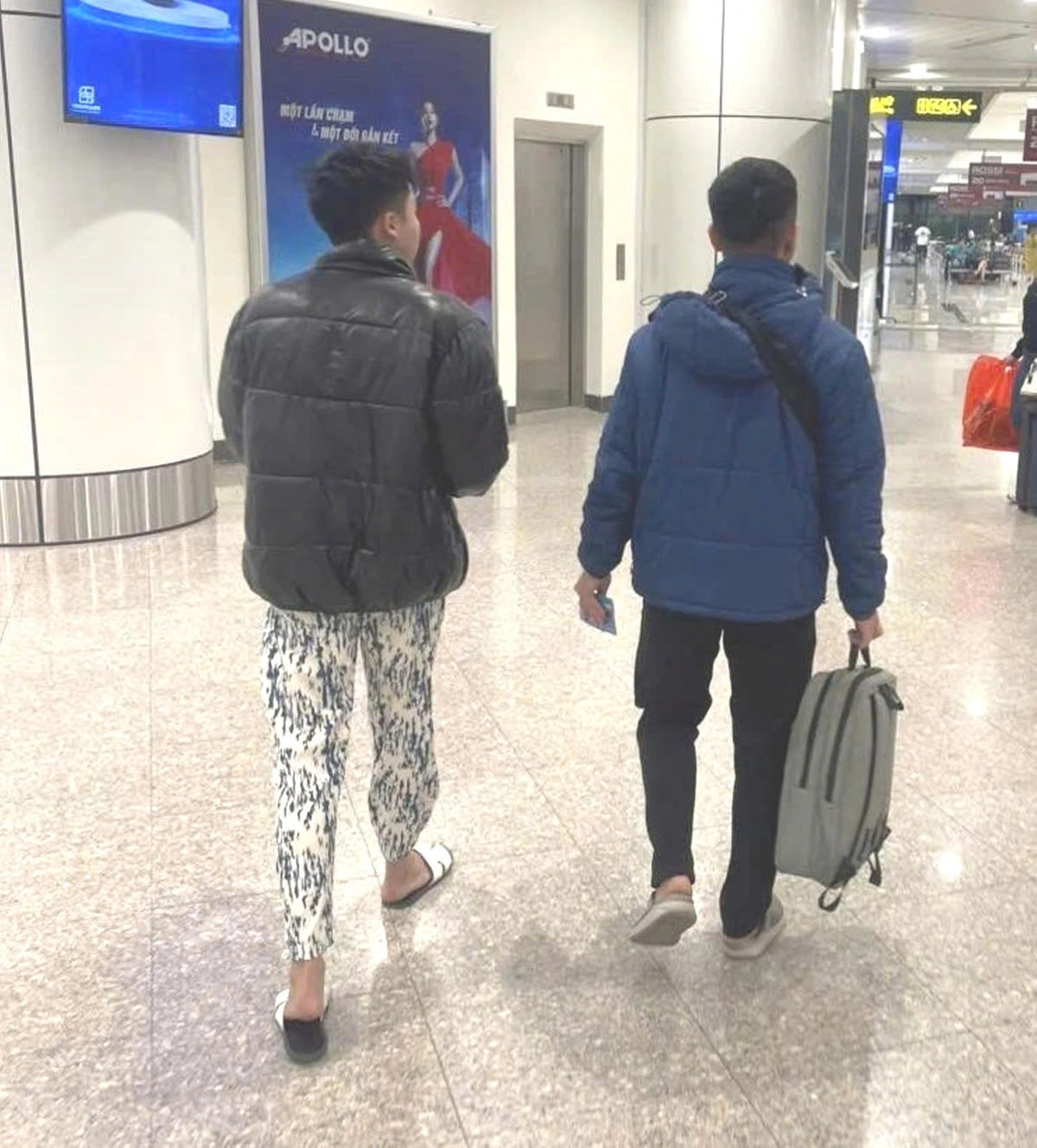 Vũ Phi Hùng (bìa trái) được di lý từ Hà Nội về Đà Nẵng để phục vụ công tác điều tra - Ảnh: H.B.