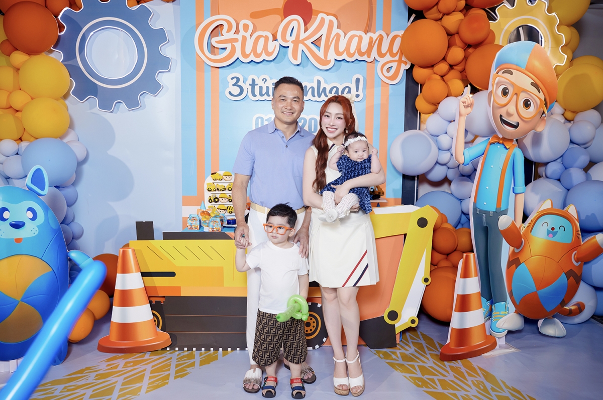 Diễn viên Chi Bảo cùng bà xã Lý Thùy Chang mở tiệc ở biệt thự sân vườn, mừng con trai Gia Khang tròn ba tuổi. (Nguồn: FBNV)