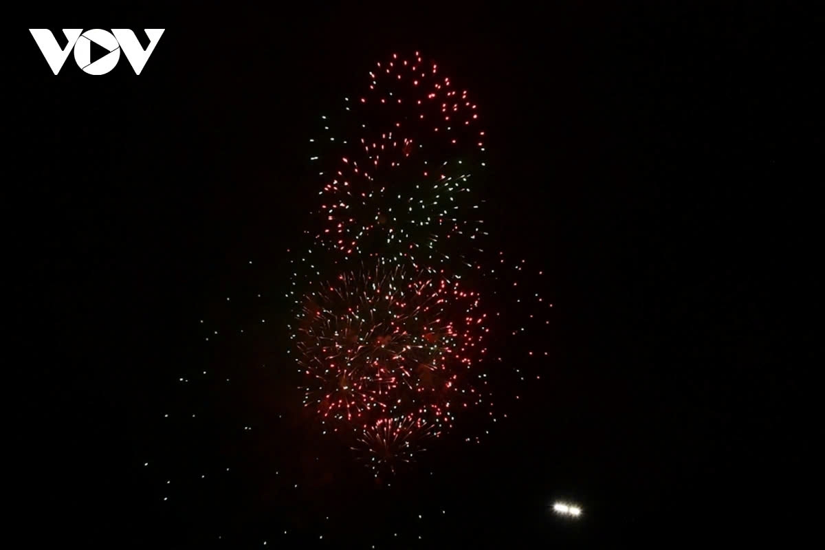 According to the plan, Hanoi holds fireworks displays at 30 locations across the city, including 10 high-altitude fireworks locations, and 20 locations with low-altitude displays.