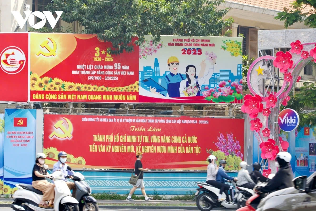 The vibrant atmosphere makes passersby feel joyful and excited, stirring up a sense of national pride and patriotism, as they look forward to the nation’s major holiday.