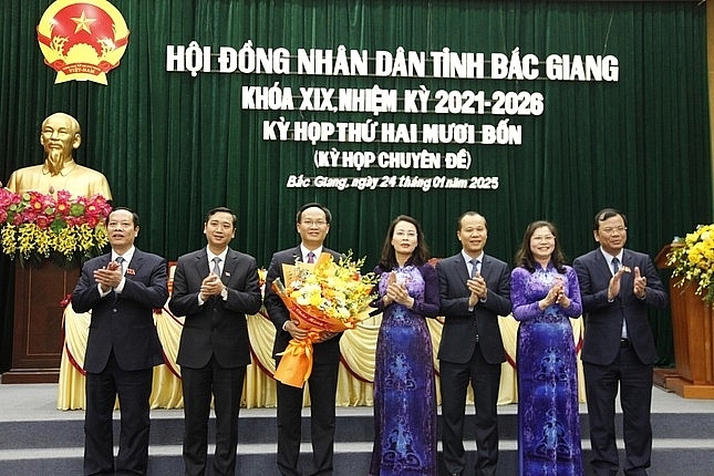 Chủ tịch HĐND và Chủ tịch UBND tỉnh Bắc Giang chúc mừng tân Phó Chủ tịch UBND tỉnh Phạm Văn Thịnh