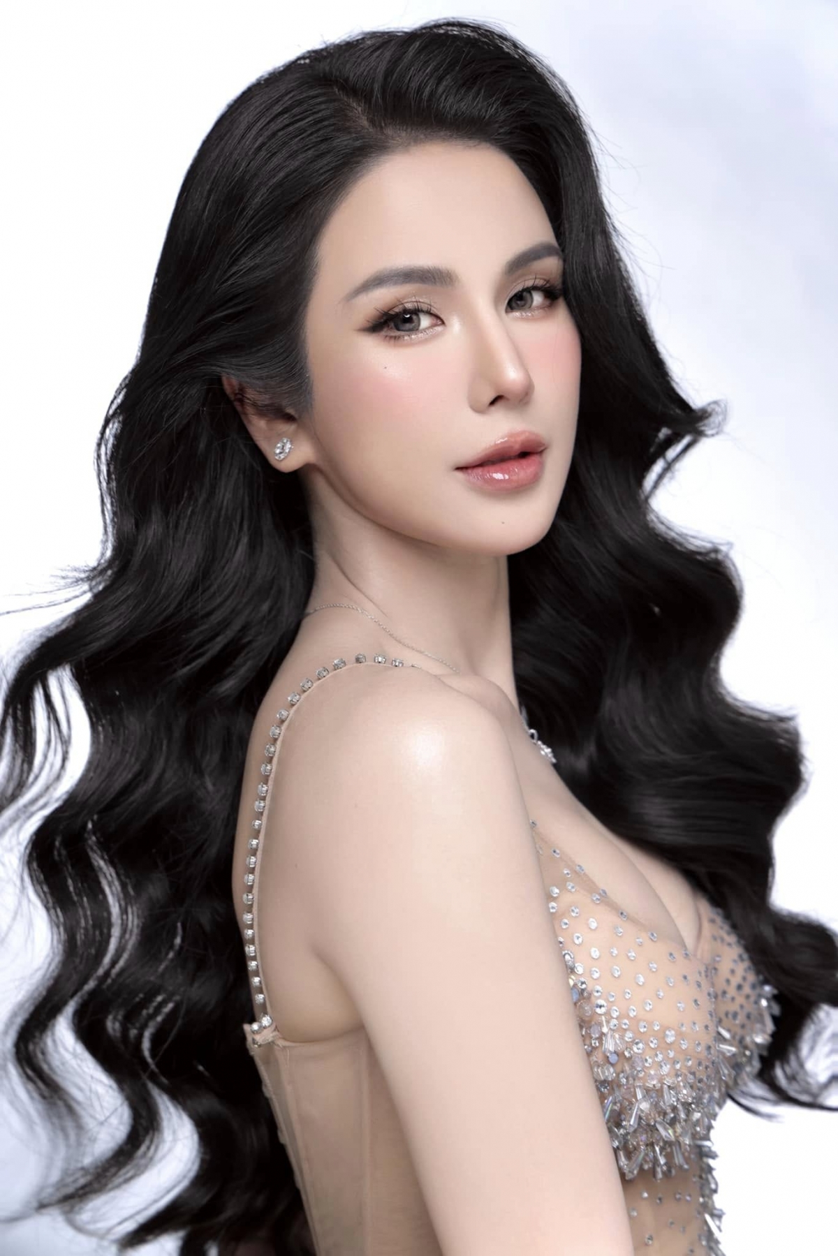 Diệp Lâm Anh sinh năm 1989 tại Hà Nội. Trước khi trở thành ca sĩ, diễn viên, cô là thành viên nhóm nhảy Big Toe. Năm 2013, cô giành quán quân chương trình Cuộc đua kỳ thú. Năm 2018, Diệp Lâm Anh kết hôn với thiếu gia Đức Phạm. Tháng 9/2023, hai người ly hôn. Gần đây, Diệp Lâm Anh chia sẻ đã có bạn trai mới sau đổ vỡ hôn nhân. Năm 2023, cô tham gia Chị đẹp đạp gió rẽ sóng, được vào thành đoàn 7 người cùng Trang Pháp, Lan Ngọc, Thu Phương, MLee, Lệ Quyên và Mỹ Linh. 