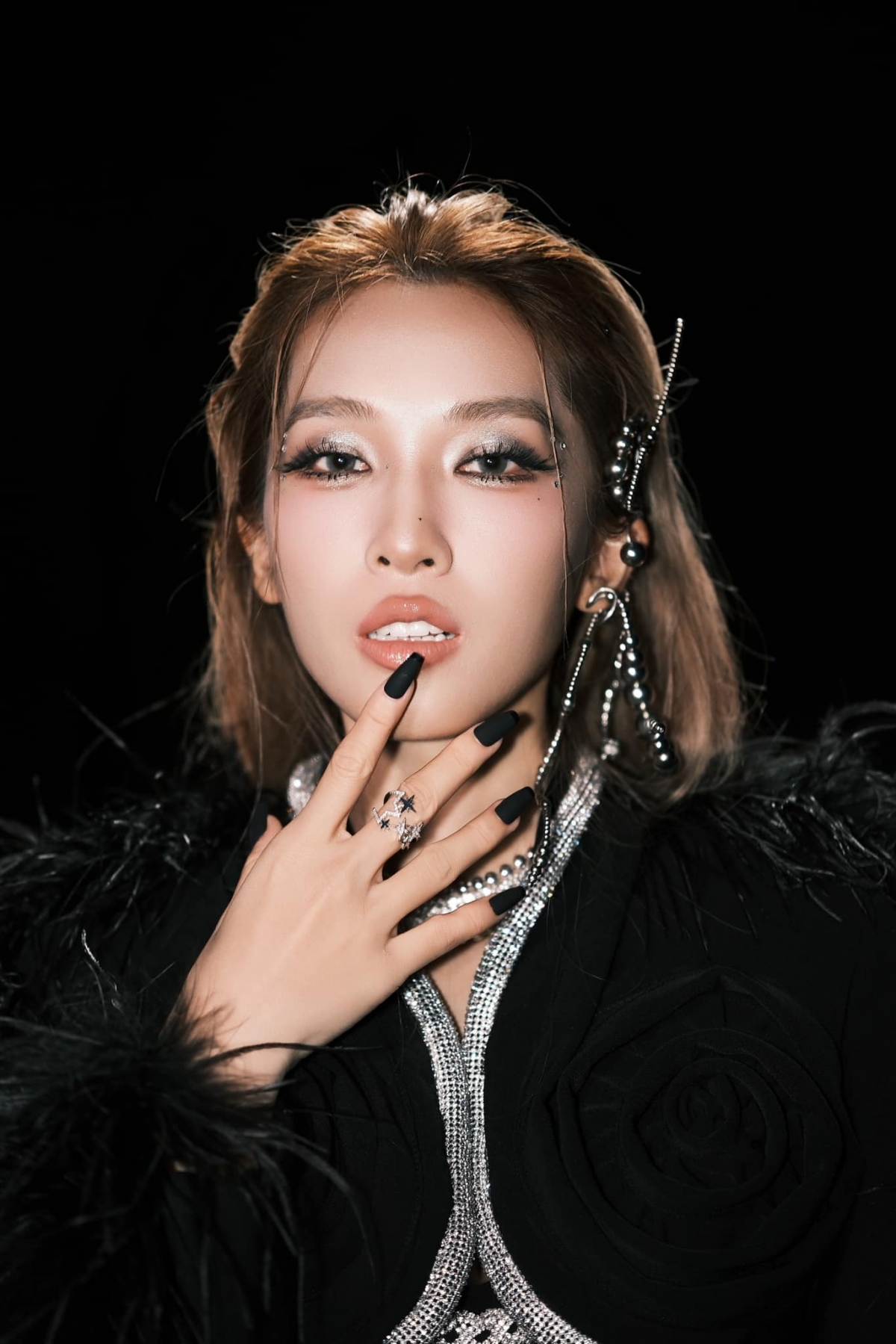 Emily, tên thật là Nguyễn Hương Ly, sinh năm 1989, được biết đến qua cuộc thi Miss Audition 2007. Emily sau đó chuyển sang con đường ca hát chuyên nghiệp vào năm 2010 khi trở thành thành viên của LadyKillah, nhóm nhạc nổi tiếng chuyên về mảng underground. Năm 2019, tên tuổi của Emily đến gần hơn với khán giả khi cô kết hợp với BigDaddy trong ca khúc Mượn rượu tỏ tình. Big Daddy và Emily đã bí mật hẹn hò, kết hôn và sinh con cho đến năm 2019 mới công khai với khán giả.