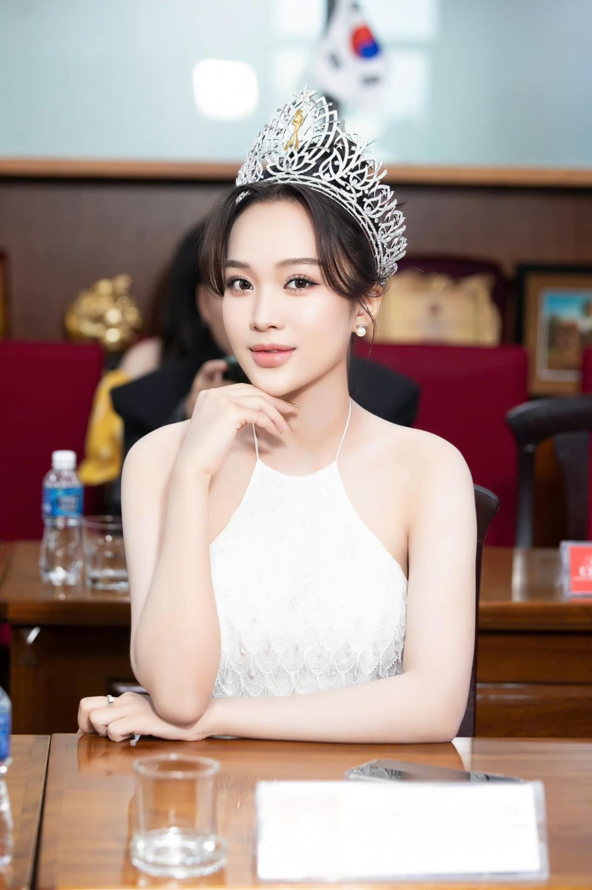 Chia sẻ về trọng trách "chinh chiến" tại đấu trường sắc đẹp Miss Supranational, hoa hậu Võ Cao Kỳ Duyên cho biết: “Là một cô gái 20 tuổi, tôi muốn truyền bá những nét đẹp văn hoá, con người Việt Nam. Tôi muốn đại diện cho hình ảnh một cô gái Việt Nam mạnh mẽ nhưng đầy nghị lực đến với thế giới. Có một câu nói tôi rất thích đó là sự nhỏ bé không làm bạn trở nên yếu đuối mà khiến bạn trở nên đặc biệt hơn”.